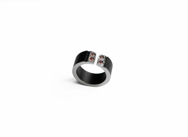 Studio C - Bague H noire 4 spinelles cognac 1