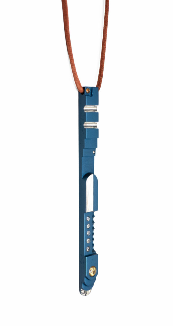 Studio C - Pendentif escaliers long bleu 1