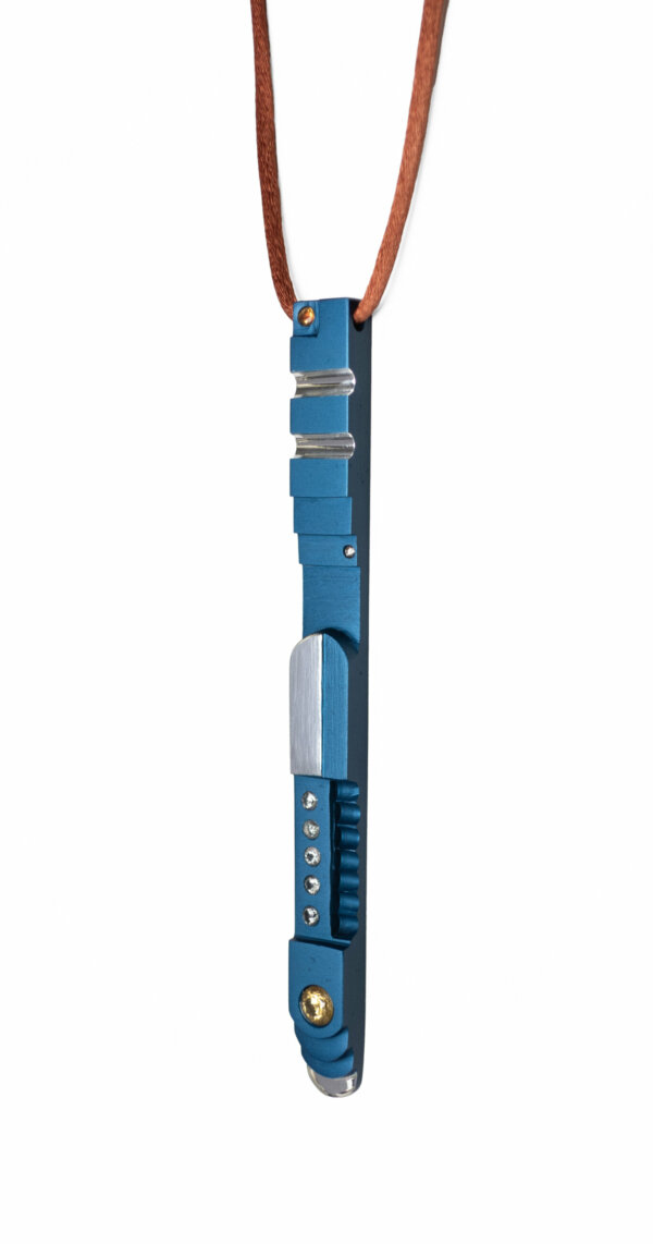 Studio C - Pendentif escaliers long bleu 1