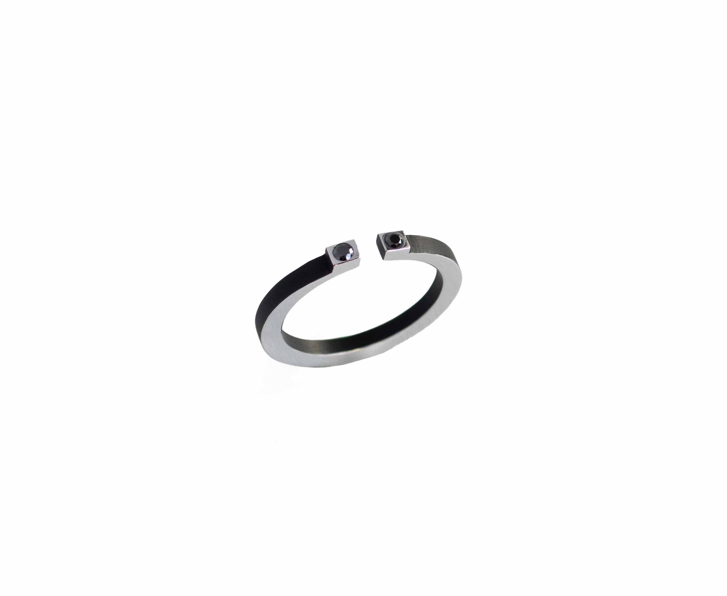 Studio C - Bague H torque noire diamant 1