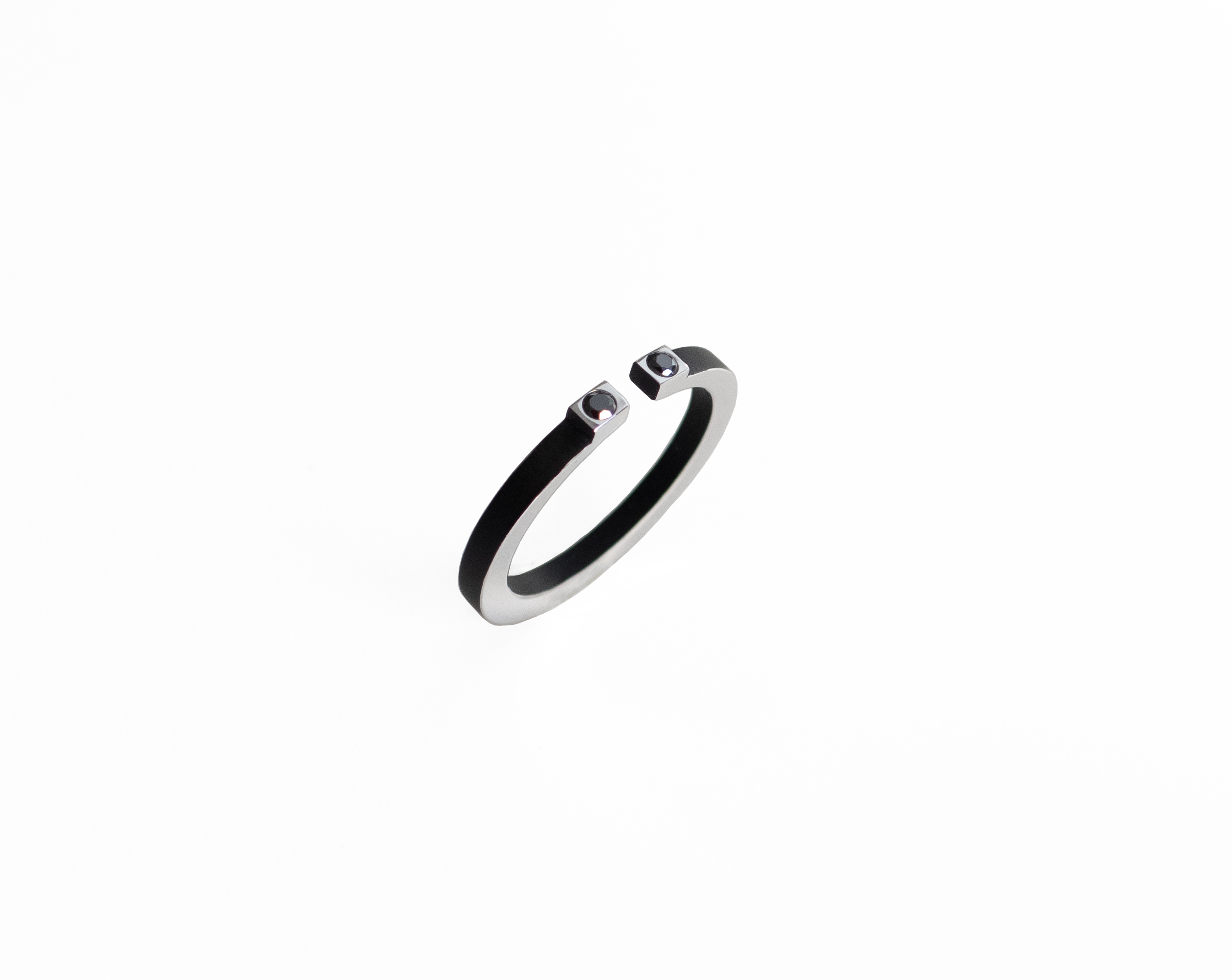 Studio C - Bague H torque noire diamant 1
